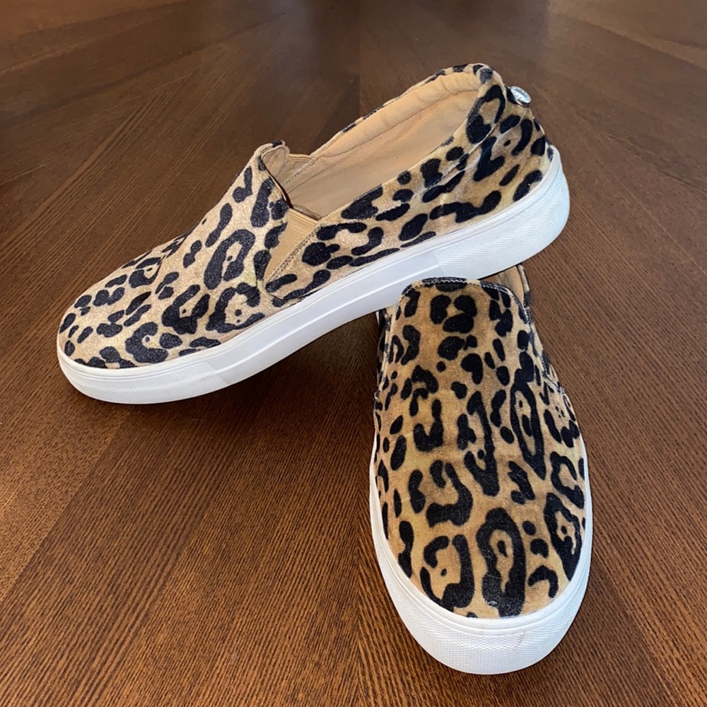 Steve Madden velour Leopard slipons